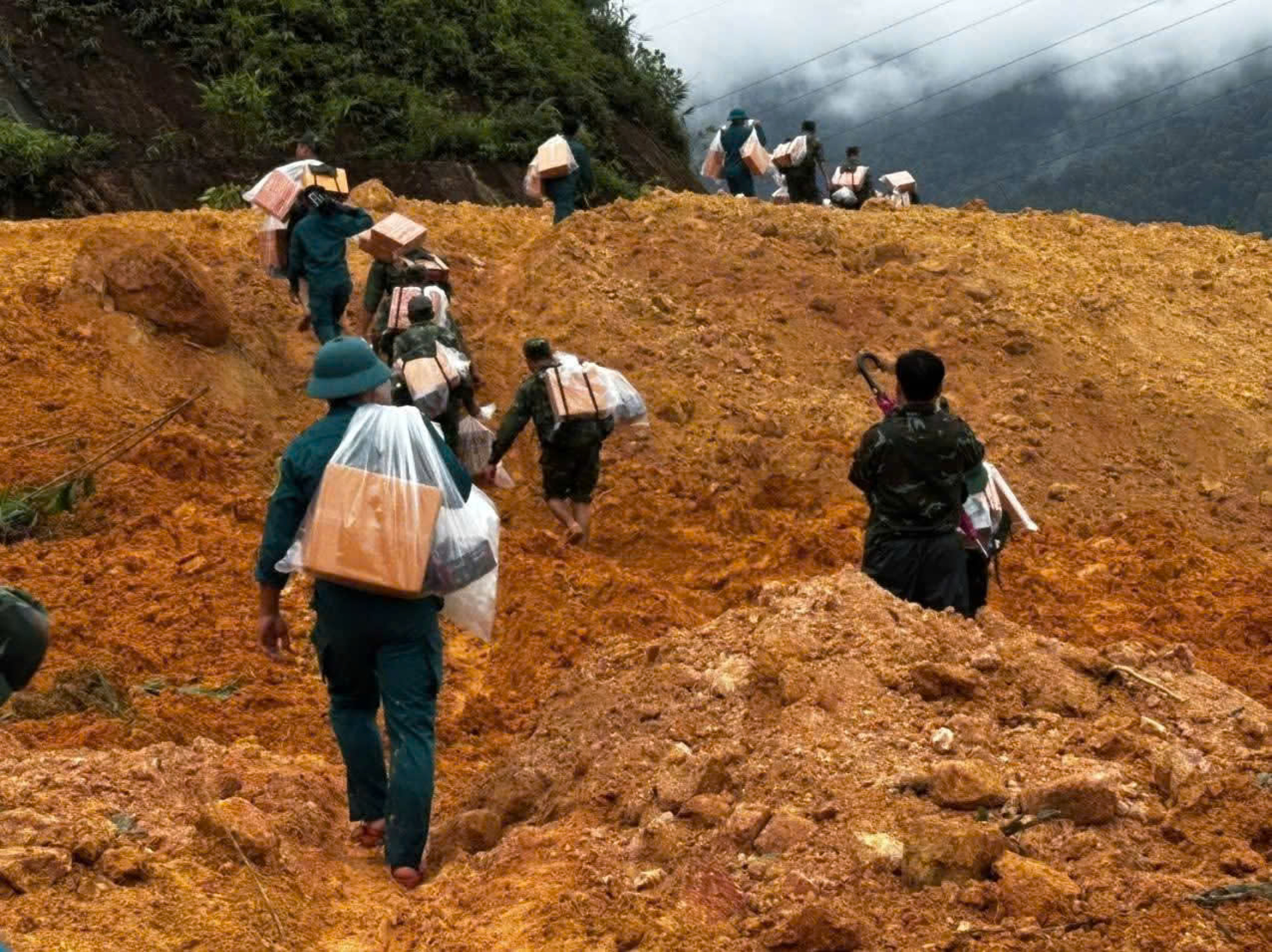 部队翻山越岭为洪水后孤立地区民众运送物资